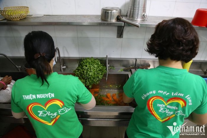 Danang charity club offer free meals for poor patients - 2