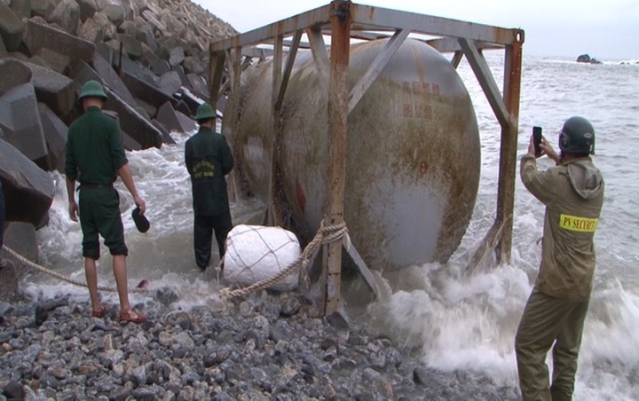 More chemical tanks found on Quang Ngai beaches - 1 More chemical tanks found on Quang Ngai beaches - 1