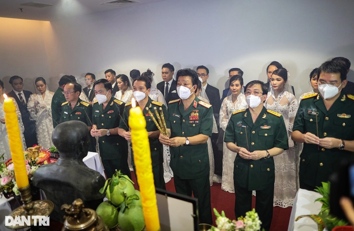 Mass wedding held for HCM City hospital’s couples - 3