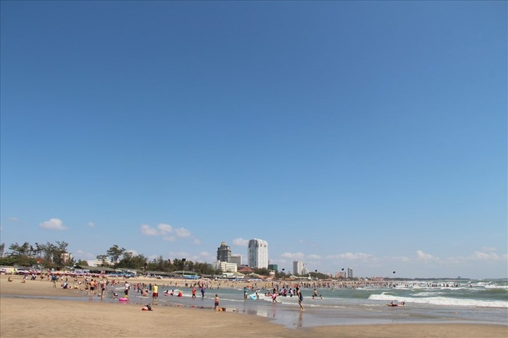 Beach tourism surges during Tet - 1