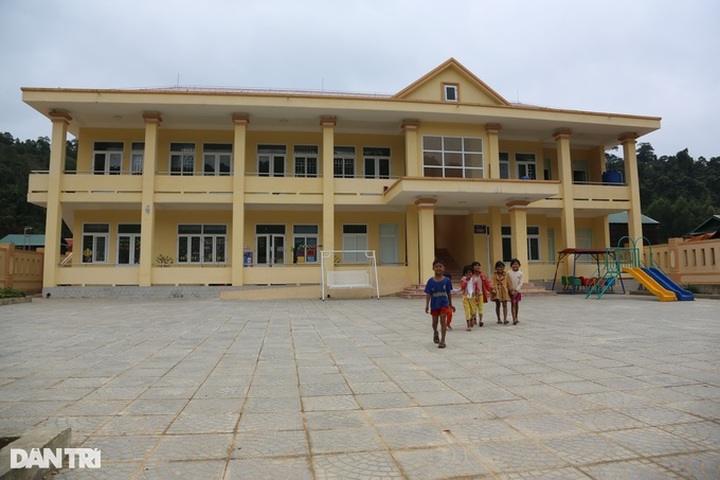 Bru-Van Kieu ethnic families enjoy better lives in new houses - 4 Bru-Van Kieu ethnic families enjoy better lives in new houses - 4