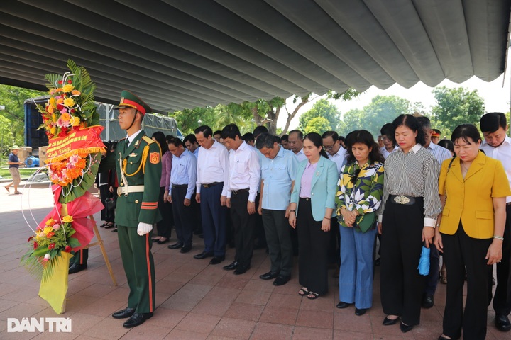 Minister Dao Ngoc Dung visits Quang Tri war cemeteries - 8