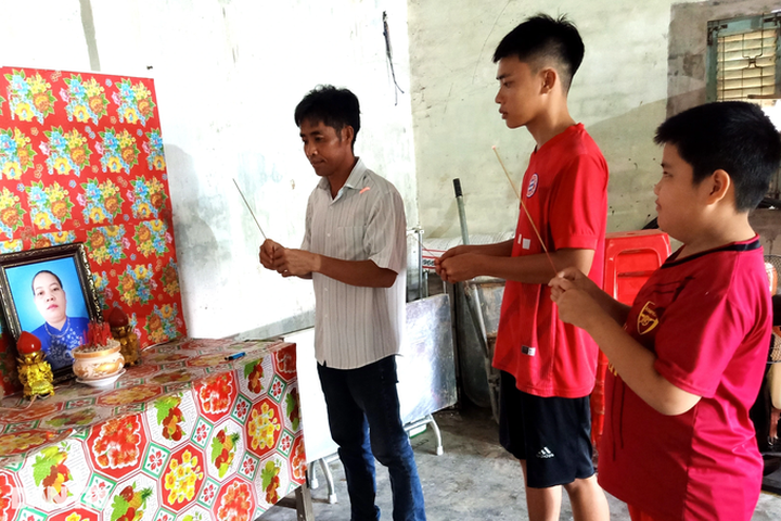 Two boys in Bac Lieu seek help after mother dies - 2