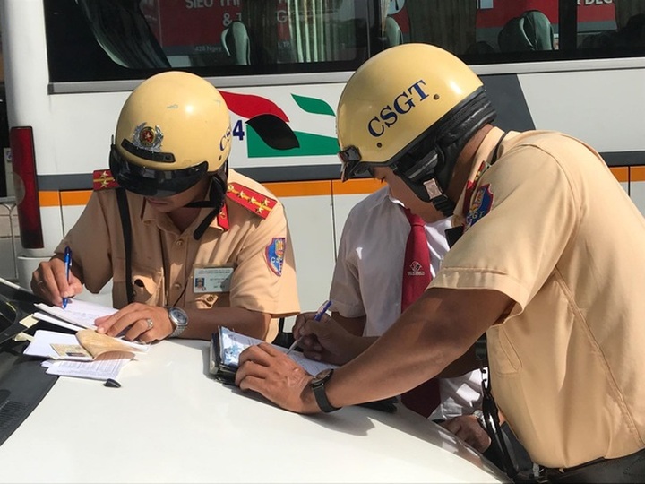 Thousands of traffic violations reported in HCM City - 3