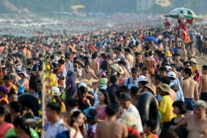 Beach hustle: Thousands pack popular Vietnam shore - 2 Beach hustle: Thousands pack popular Vietnam shore - 2