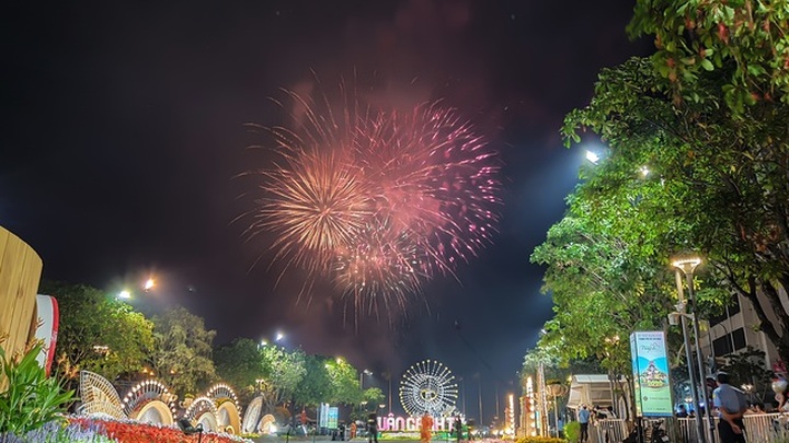 Firework displays held in Hanoi, HCM City to mark Tet - 6 Firework displays held in Hanoi, HCM City to mark Tet - 6