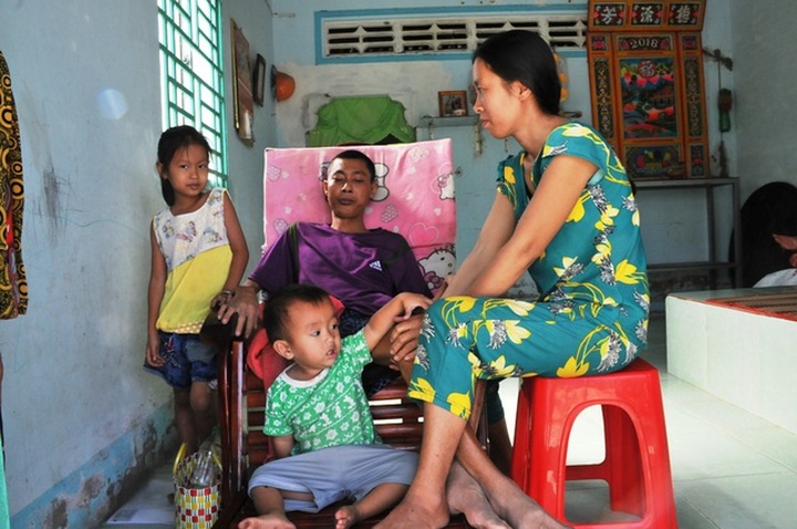 Terminally-ill man worries about children's future - 1 Terminally-ill man worries about children's future - 1