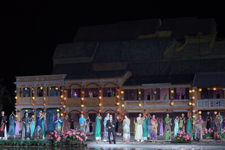 Vietnamese attractions honoured at ao dai show - 1