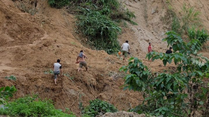 Helicopters proposed to help isolated households - 2
