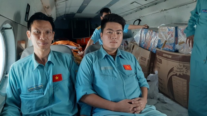 Helicopters bring goods to isolated households in Quang Nam - 2 Helicopters bring goods to isolated households in Quang Nam - 2