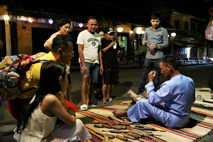 Hoi An crowded again after flood and Covid-19 outbreak - 3
