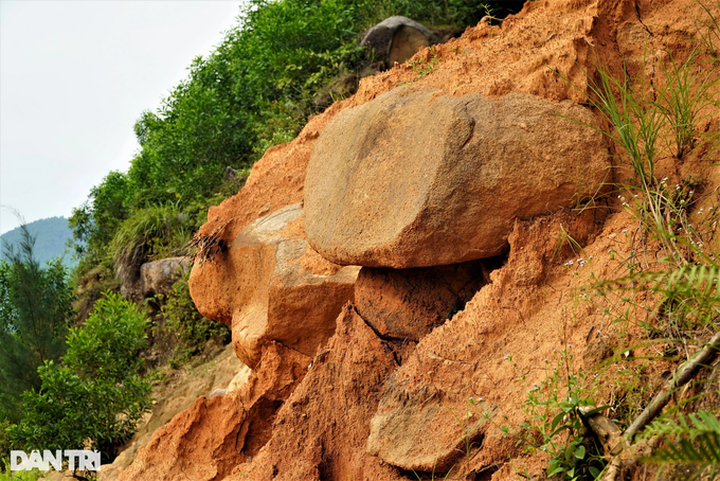 Ha Tinh coastal road faces severe landslide risk - 2 Ha Tinh coastal road faces severe landslide risk - 2