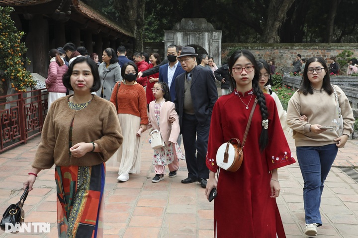 Hanoi tourist sites crowded on Tet days - 3