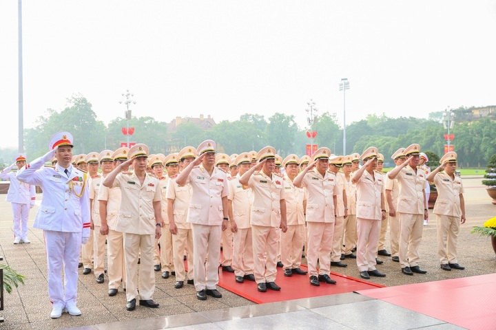 Leaders pay tribute to President Ho Chi Minh on National Reunification Day - 4
