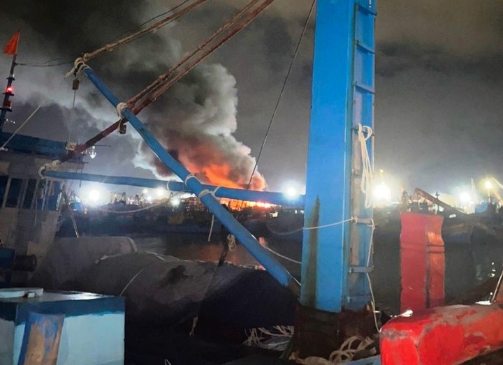Five fishing boats catch fire at Binh Dinh port - 1