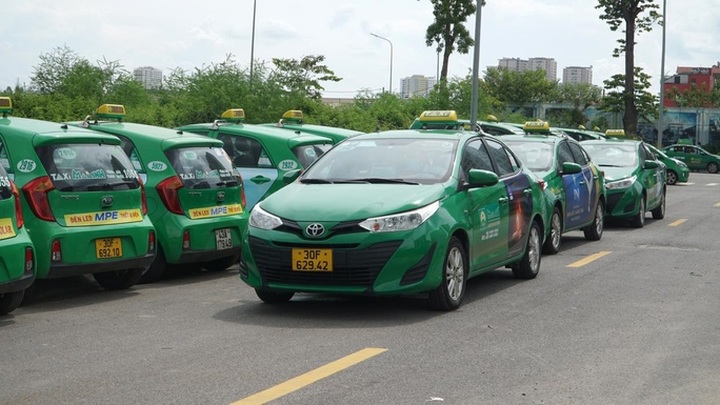 Taxi firms call for support as drivers quit - 1