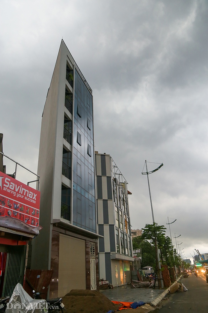 Super slim houses continue being built on new street - 3