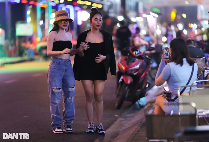 Bars and clubs reopen in HCM City - 3