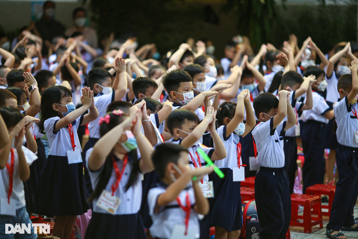 Million-plus students return to school in HCM City - 5