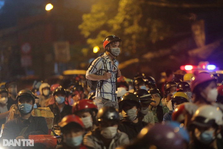 HCM City streets face congestion as people try to leave - 12