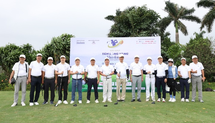 Golf tournament raises USD26,800 for charitable activities - 2 Golf tournament raises USD26,800 for charitable activities - 2