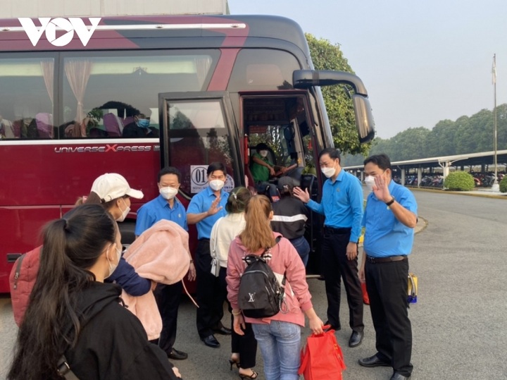 HCM City to spend VND140 billion to support workers on Tet - 1