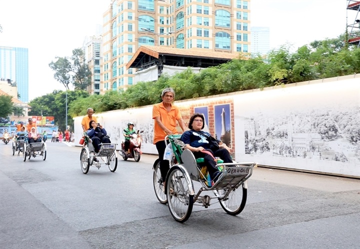 Foreign arrivals to Vietnam hits nearly 10 million in first ten months - 1