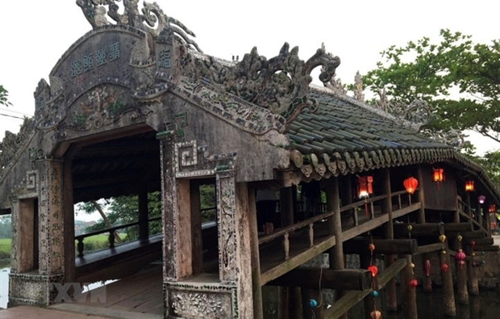 Night market opens at ancient tile-roofed bridge - 1