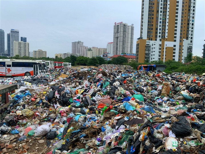 Hanoi speeds up rubbish backlog clearing - 1 Hanoi speeds up rubbish backlog clearing - 1