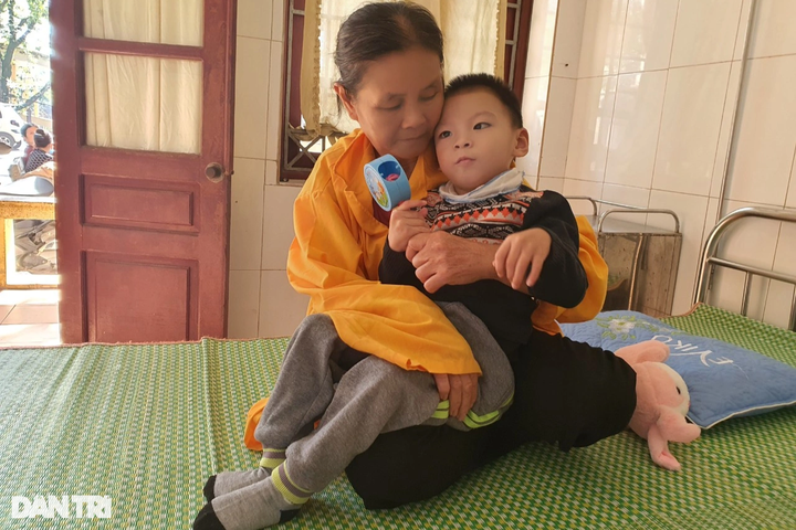 Bac Giang poor woman calls for help to save ill grandchild - 1 Bac Giang poor woman calls for help to save ill grandchild - 1