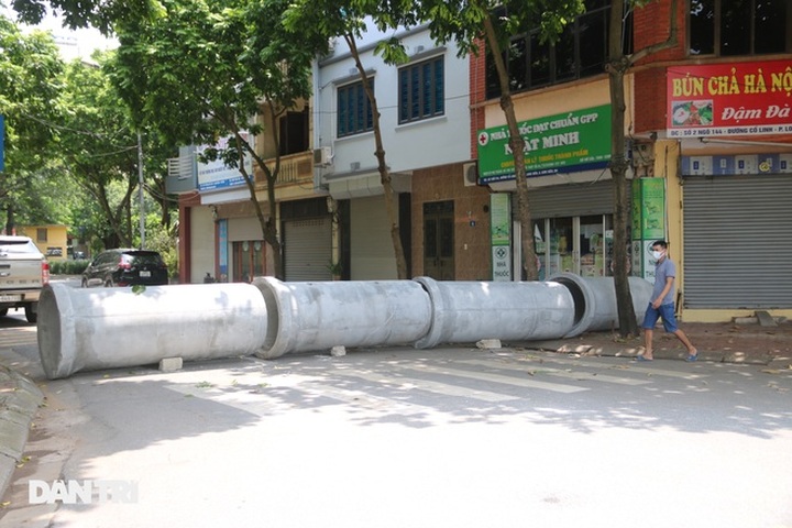 Unique barriers set up for Covid-19 prevention in Hanoi - 3