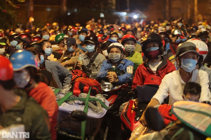 HCM City streets face congestion as people try to leave - 1
