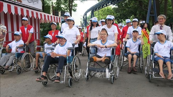 HCM City: Over 5,000 people join charity walk for AO victims and disabled people - 1 HCM City: Over 5,000 people join charity walk for AO victims and disabled people - 1