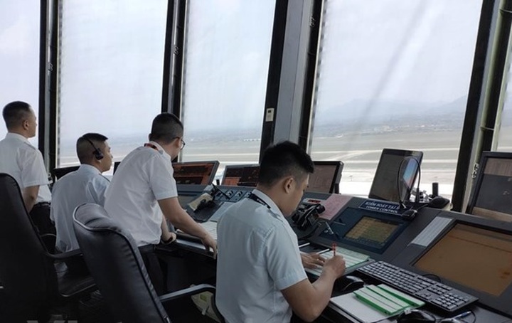 Air traffic controllers face the strain with rising flights - 1