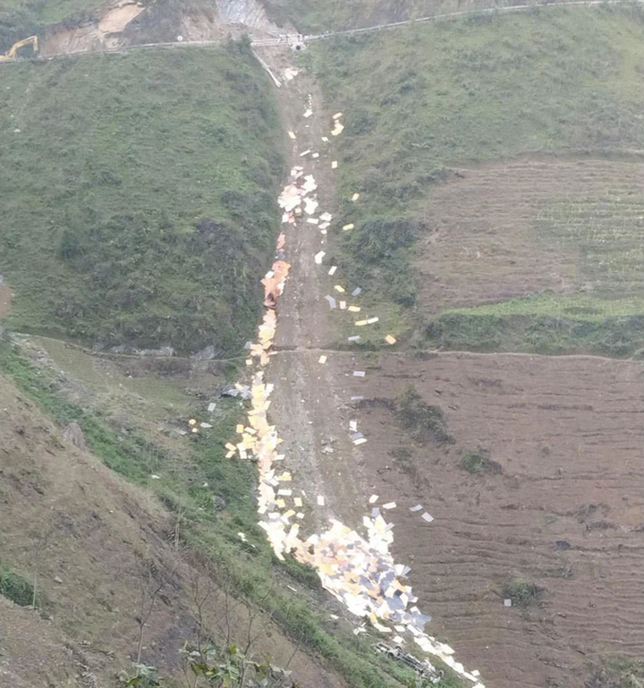 Driver dies after landslide sweeps truck off Ha Giang road - 2