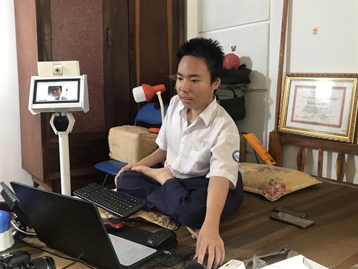 Disabled teenager creates robots that help disabled patients - 1