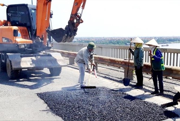 Thang Long Bridge continues deteriorating - 1