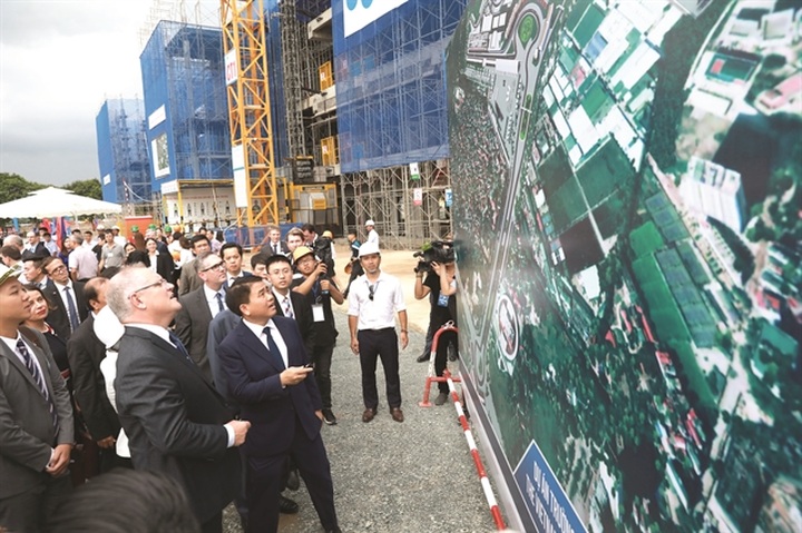 Australian PM visits F1 circuit in Hanoi - 1