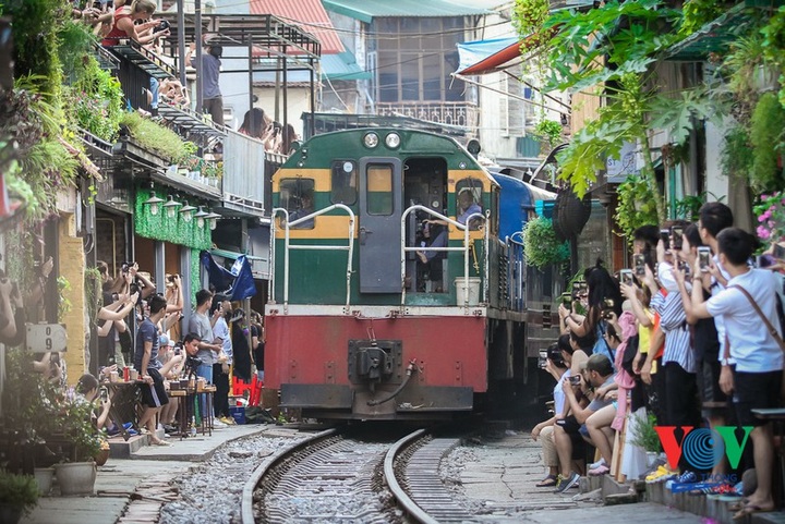 Train makes emergency brake on Hanoi railway tourist site - 1 Train makes emergency brake on Hanoi railway tourist site - 1