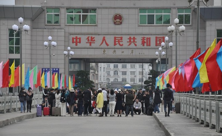 Mong Cai Border Gate serves first Chinese tourists after three-year gap - 1 Mong Cai Border Gate serves first Chinese tourists after three-year gap - 1