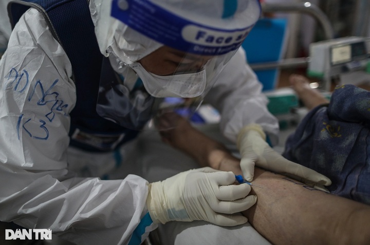 HCM City Covid-19 field hospital overloaded as patients surge - 8
