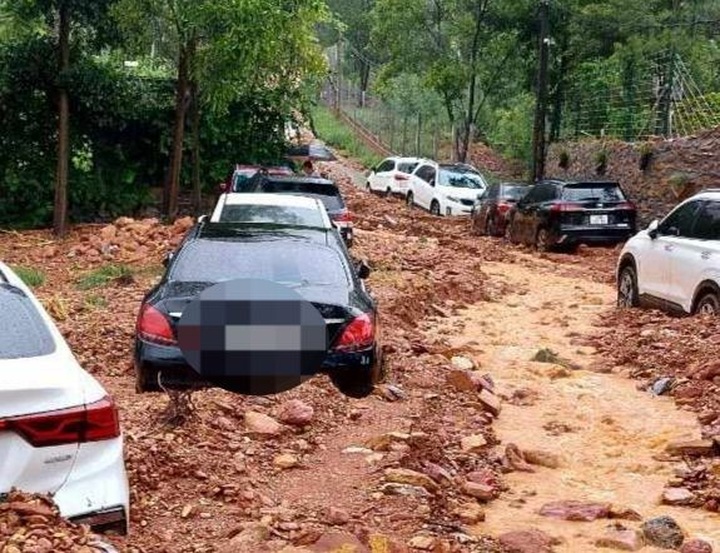 Many cars stranded in Hanoi rural district landslide - 3