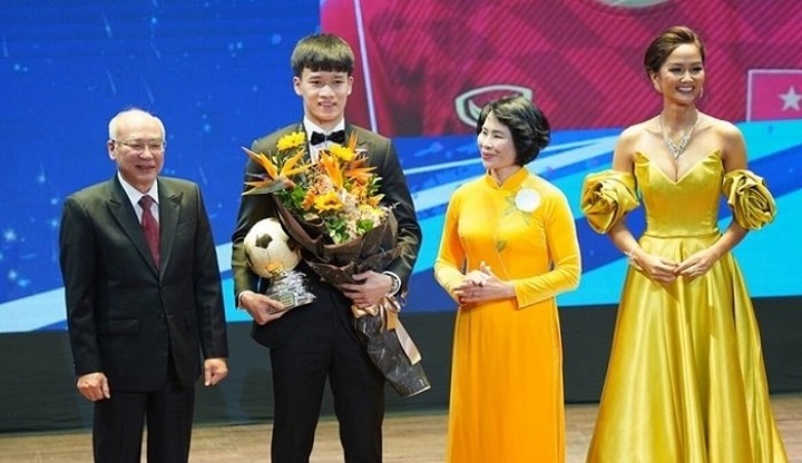 Nguyen Hoang Duc wins Vietnamese Golden Ball Award 2021 - 1 Nguyen Hoang Duc wins Vietnamese Golden Ball Award 2021 - 1