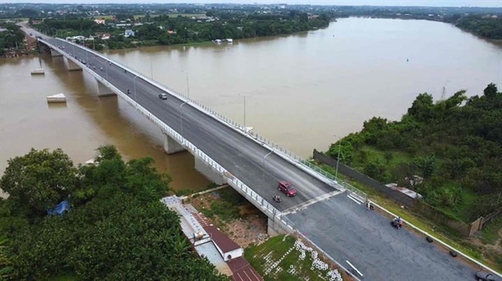 Bach Dang 2 Bridge opens, eases Dong Nai-Binh Duong travel - 1