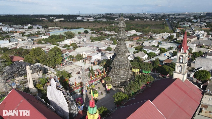 Giant Christmas tree made from thousands of conical hats - 9