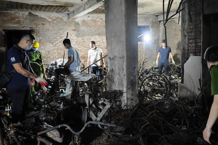 Hanoi building fire caused by motorbike short circuit - 1 Hanoi building fire caused by motorbike short circuit - 1