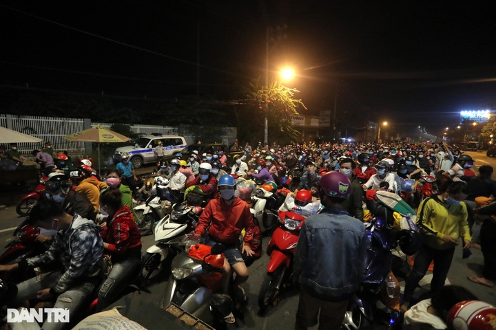 HCM City streets face congestion as people try to leave - 2