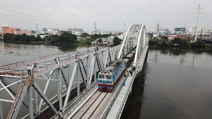 New bridge in HCM City crossing Sài Gòn River opens to train traffic - 1