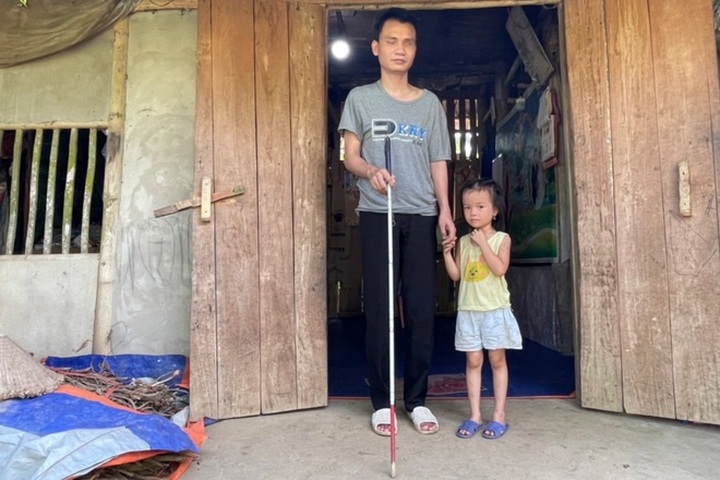 Blind man struggles to raise family - 2