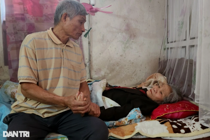 Elderly man in need of support for ill wife, small grandsons - 1